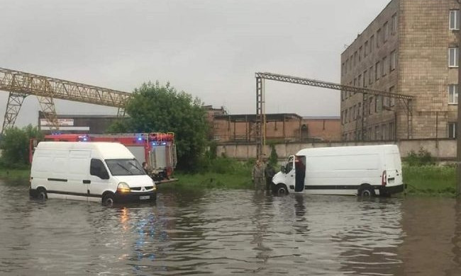 Мариуполь накрыло шквалом: сносило крыши, деревья вырывало с корнем, автомобили затапливало по стекла (ФОТО, ВИДЕО)
