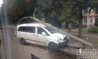 Возле райисполкома в Кривом Роге микроавтобус снес столб