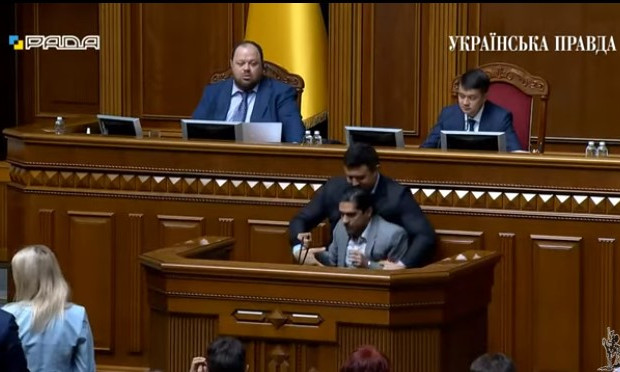 Инцидент в Верховной Раде: Тищенко пытался вынести Гео Лероса с трибуны (ВИДЕО)