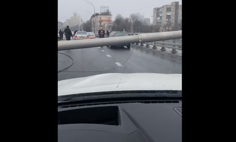 Опять устал: на Шулявском мосту повалились столбы (ВИДЕО)