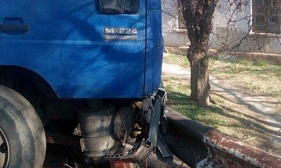 На "Шахте "Фрунзе" грузовик влетел в отбойник 