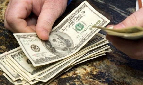 Українці активно скуповують валюту