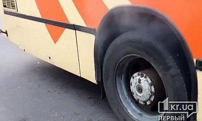 В Кривом Роге на ходу загорелось колесо автобуса №228