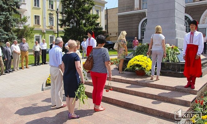 В Кривом Роге в честь Дня Конституции возложили цветы к памятнику Т. Г. Шевченко
