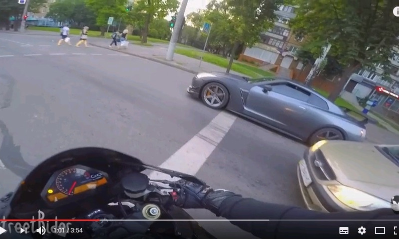 В Кривом Роге в гонке сошлись Nissan GT-R и байк Honda