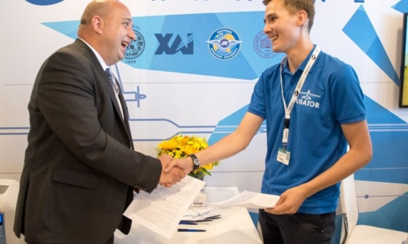 Украинский студент подписал контракт с компанией Boeing на авиафоруме Ле Бурже