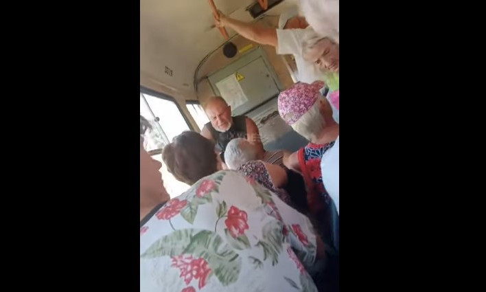 В одесском трамвае пожилые мужчины устроили потасовку, сражаясь за место для инвалидов (ВИДЕО)
