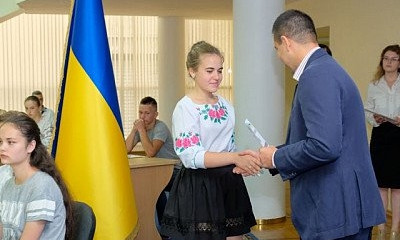Школьница из Кривого Рога получила областную стипендию 