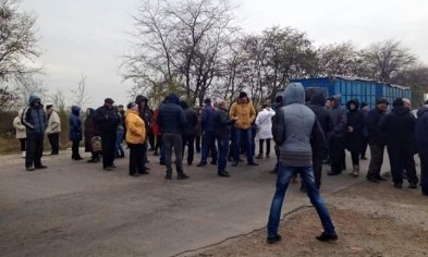 Жители сел Днепропетровщины перекрыли трассу "Кривой Рог-Днепр" 