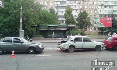 Тройное ДТП в Кривом Роге, столкнулись две "Лады" и "Opel"
