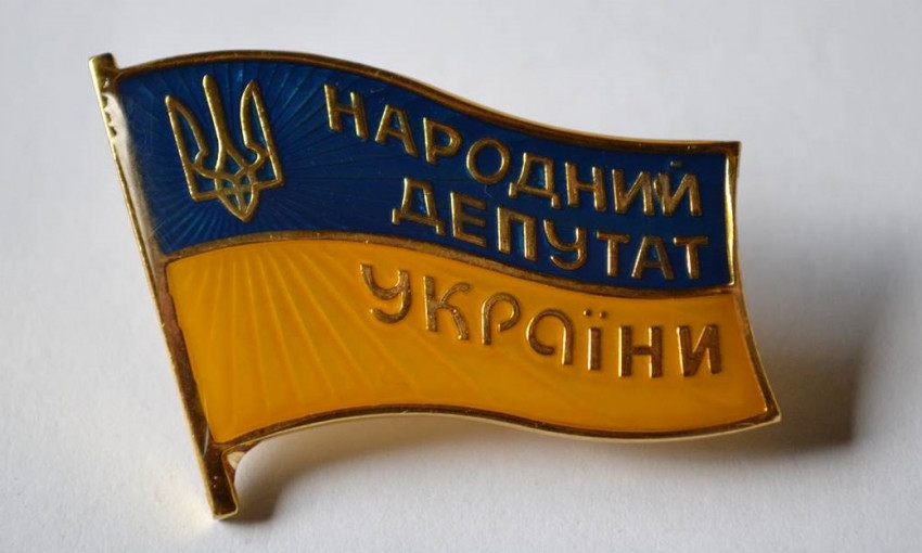 ЦИК потратила почти 2 миллиона гривен на нагрудные значки для нардепов