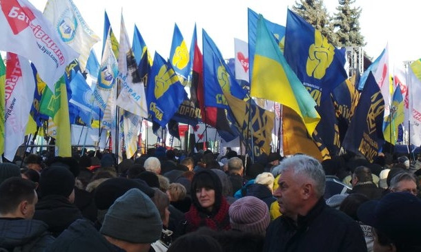 Копья, камни, газ и зеленка: под Верховной Радой митинги (ФОТО, ВИДЕО)