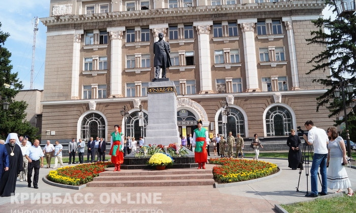 Криворожане возложили цветы памятнику Т. Г. Шевченко