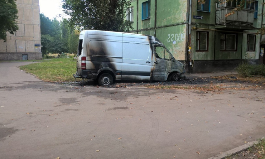 В Кривом Роге горят машины и дверные звонки