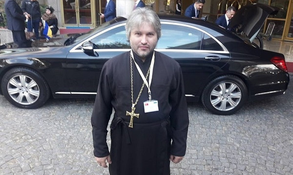Курьез: полтавский священник рассказал, что "Новая почта" отправила его рясу на утилизацию