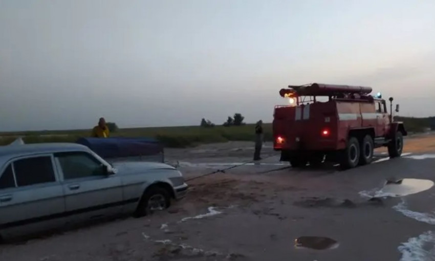 На Азовском море под Запорожьем 20 машин засосало в песок (ФОТО)