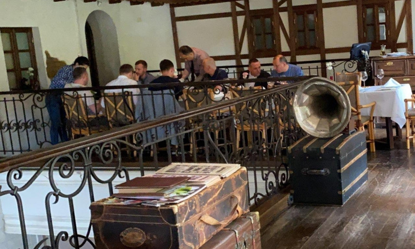 "Слуги народа" опять нарушают карантин: в ресторане Днепра нардепы сидели в ресторане, нарушая все условия карантина (ФОТО)