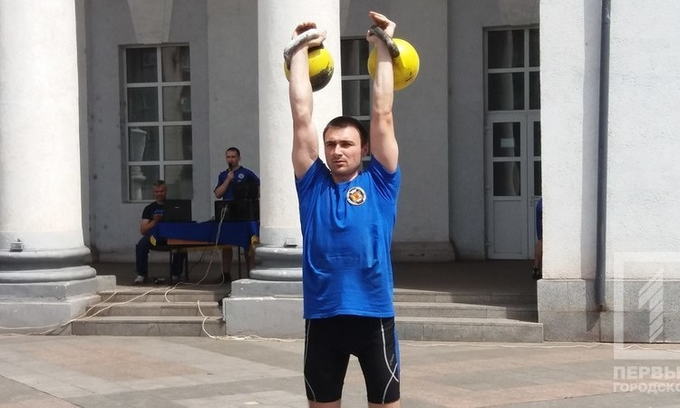 Сегодня в центре Кривого Рога жонглировали гирями