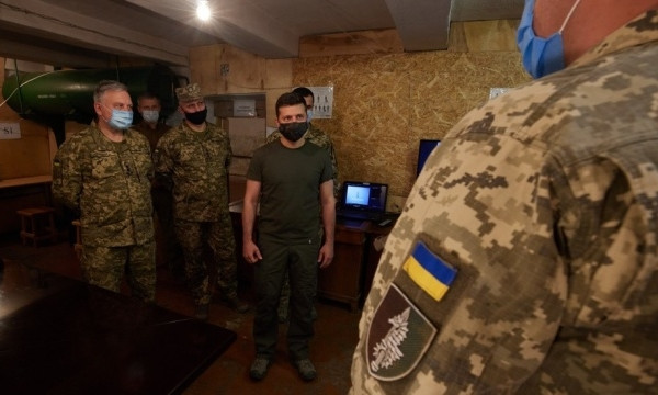 Фото, на котором Зеленский и Ермак едят солдатскую кашу на Донбассе, а военные сидят даже без тарелок, вызвало гнев (ФОТО)