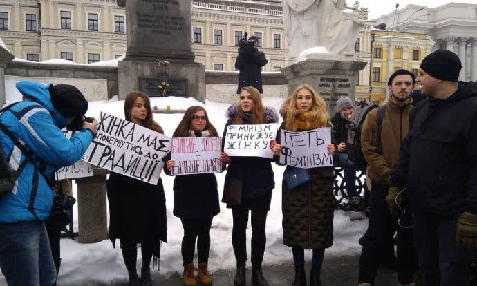 «Жінки проти фемінізму!»: на Михайлівській площі зібрався антимітинг