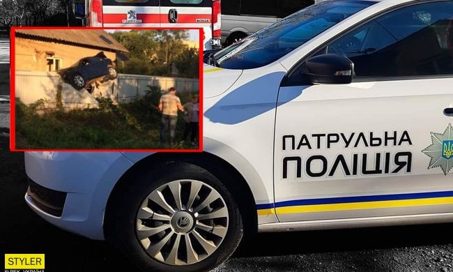 В Черновцах полицейский "припарковался" на заборе у людей (ФОТО)