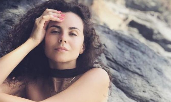 Певица Настя Каменских попала в больницу: певица записала видеообращение  