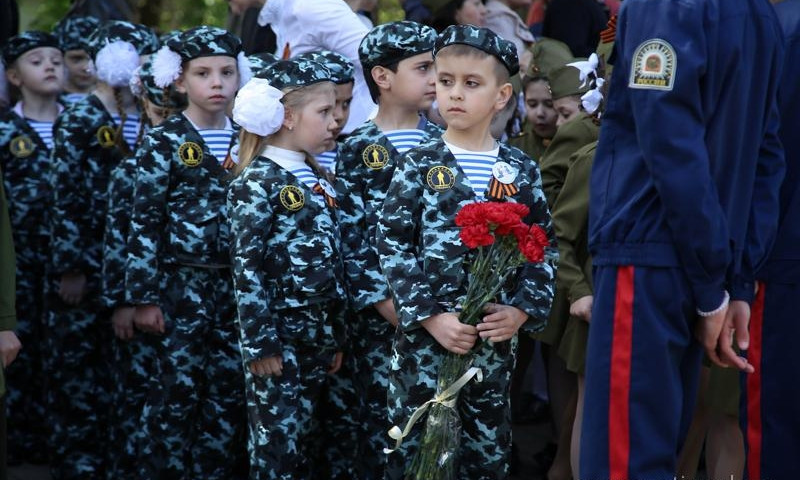 Маршировали с оружием. В российском Пятигорске провели парад дошкольных войск