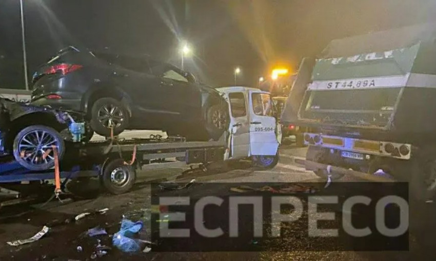 Под Киевом произошло ДТП: образовалась гигантская пробка (ФОТО)