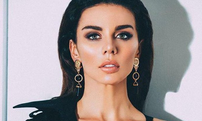 Анна Седокова обнародовала в Instagram свои голые ягодицы на фото с сыном