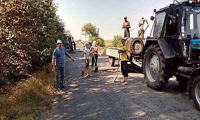 Не дождались Укравтодора: Криворожане самостоятельно ремонтируют дороги