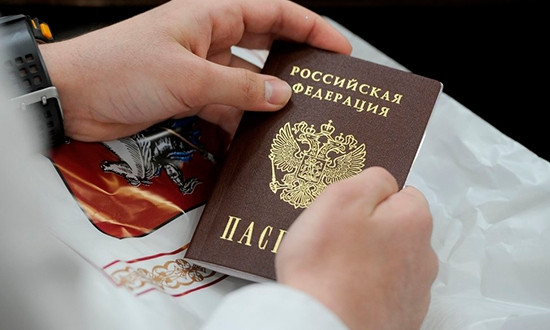 Больше 120 тысяч жителей Донбасса получили гражданство России