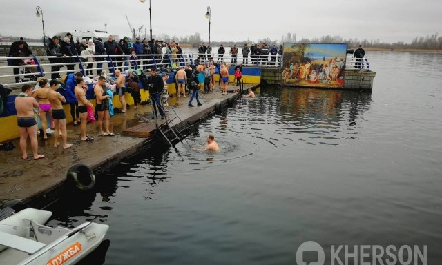 Украинцы массово лезут в ледяную воду, надеясь искупить грехи. Развенчиваем мифы 