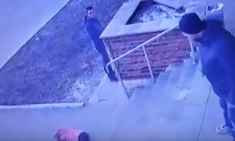 На Ровенщине папаша столкнул дочь со ступенек магазина: видео попало к полицейским