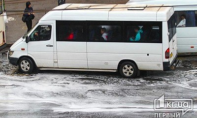 Дождь по лужам: в Кривом Роге на дорогах появилась пена