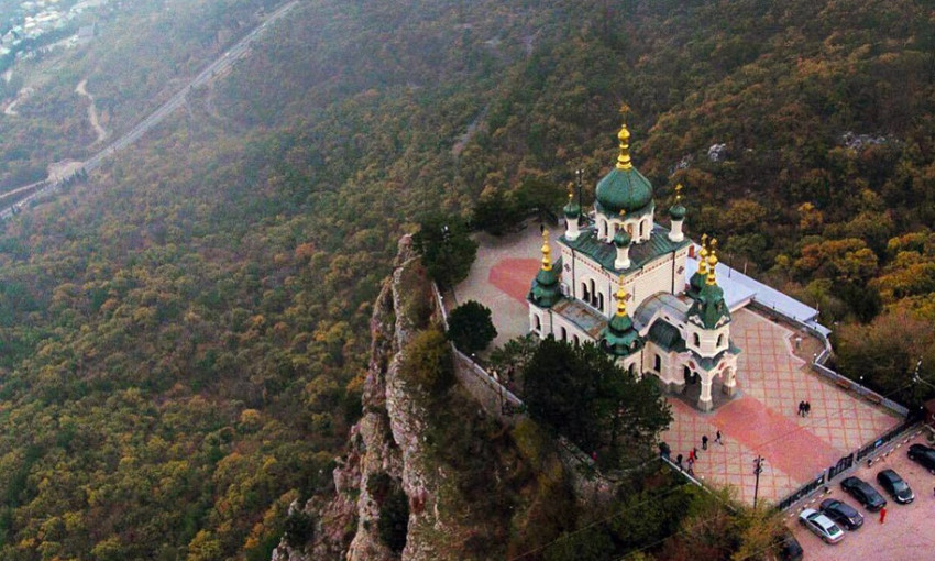 В Крыму с обрыва на высоте 200 метров сорвался автомобиль