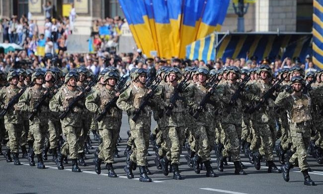 Учасникам війського параду в Києві виплатять премії