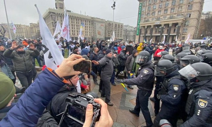Налоговый Майдан станет бессрочным – на Крещатике уже установлены девять палаток