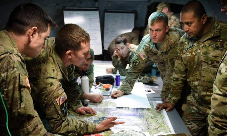 В Болгарии американские военные ворвались в рабочий цех и заставили всех замереть