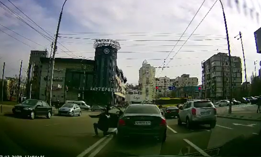 Герой дня: в Киеве неадекватный водитель остановил авто и устроил воображаемую перестрелку посреди дороги (ВИДЕО)