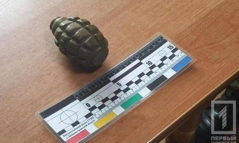 В Кривом Роге мужчина нашёл у себя под дверью гранату и анонимную записку