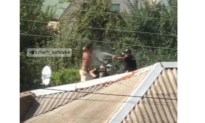 В Харькове полицейский сорвался с крыши дома (ВИДЕО)