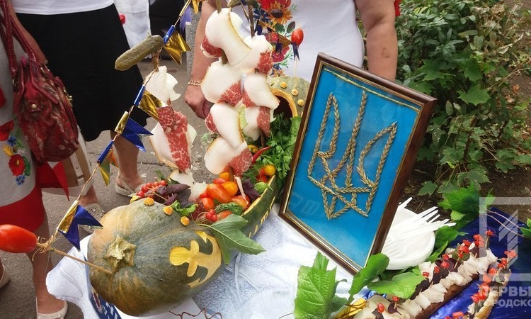 В Долгинцевском районе Кривого Рога установили рекорд по бутербродам с салом