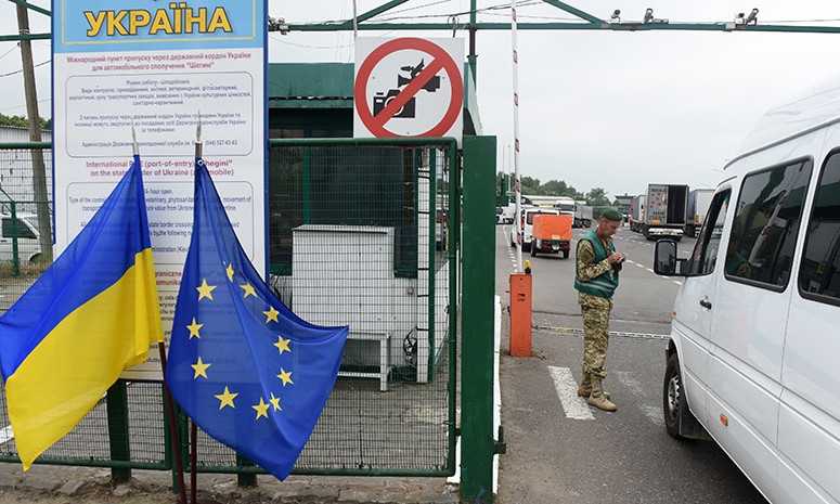 На границе с Венгрией в пунктах пропуска затряли сотни машин