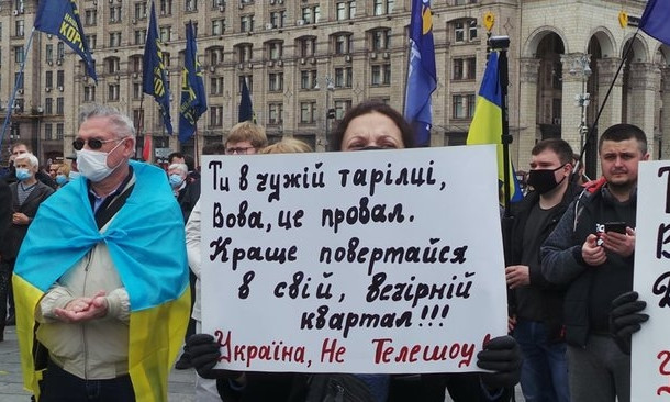 "Посмотрите на мою хлеборезку. Она стала уже шире, чем у Порошенко": на протесте "Стоп реванш" показали пародию на Зеленского (ВИДЕО)