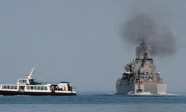 В Азовском море российские корабли вплотную подошли к украинским портам