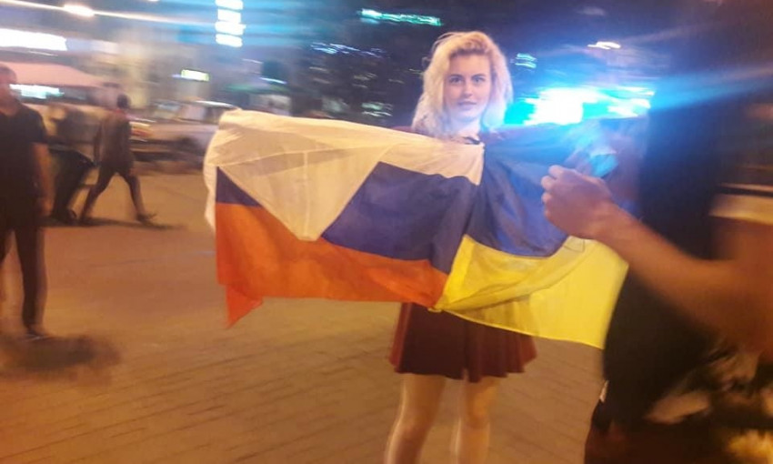 ""Русский мир" приветствуется везде": в центрі Києва туристи фотографувались з російським прапором