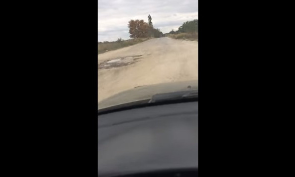 Чтобы доехать из Херсона в Кривой Рог, водители вынуждены добираться по полю