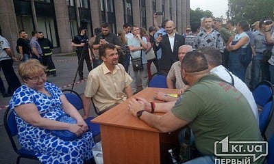 Под аплодисменты криворожан ТИК заседает на "минном поле"