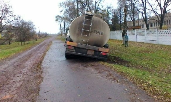 В Кривом Роге рядом с ПНД застрял бензовоз