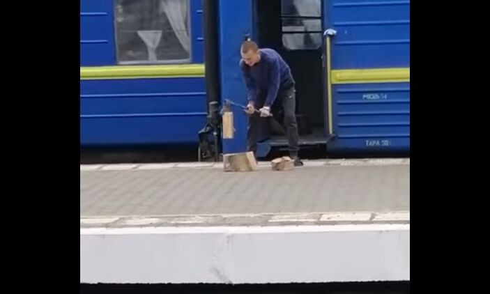 В Одессе проводник колол дрова на перроне (ВИДЕО)